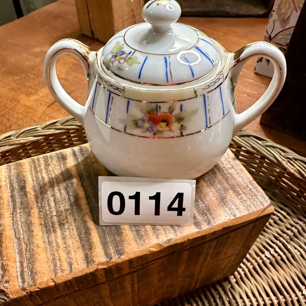 Vintage Rising Sun Nippon Floral Porcelain Small Sugar Bowl with Gold Accents - Picture 16 of 16